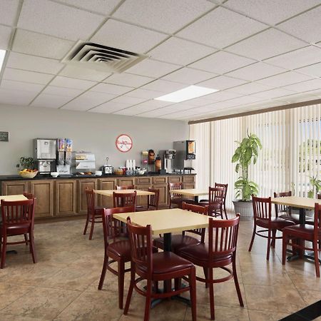 Howard Johnson By Wyndham Winter Haven Fl Exterior photo