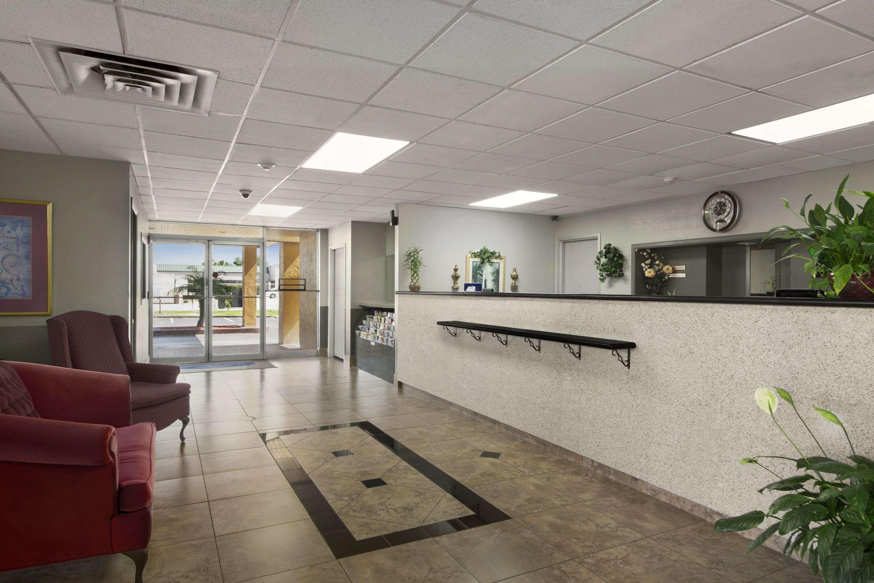 Howard Johnson By Wyndham Winter Haven Fl Exterior photo