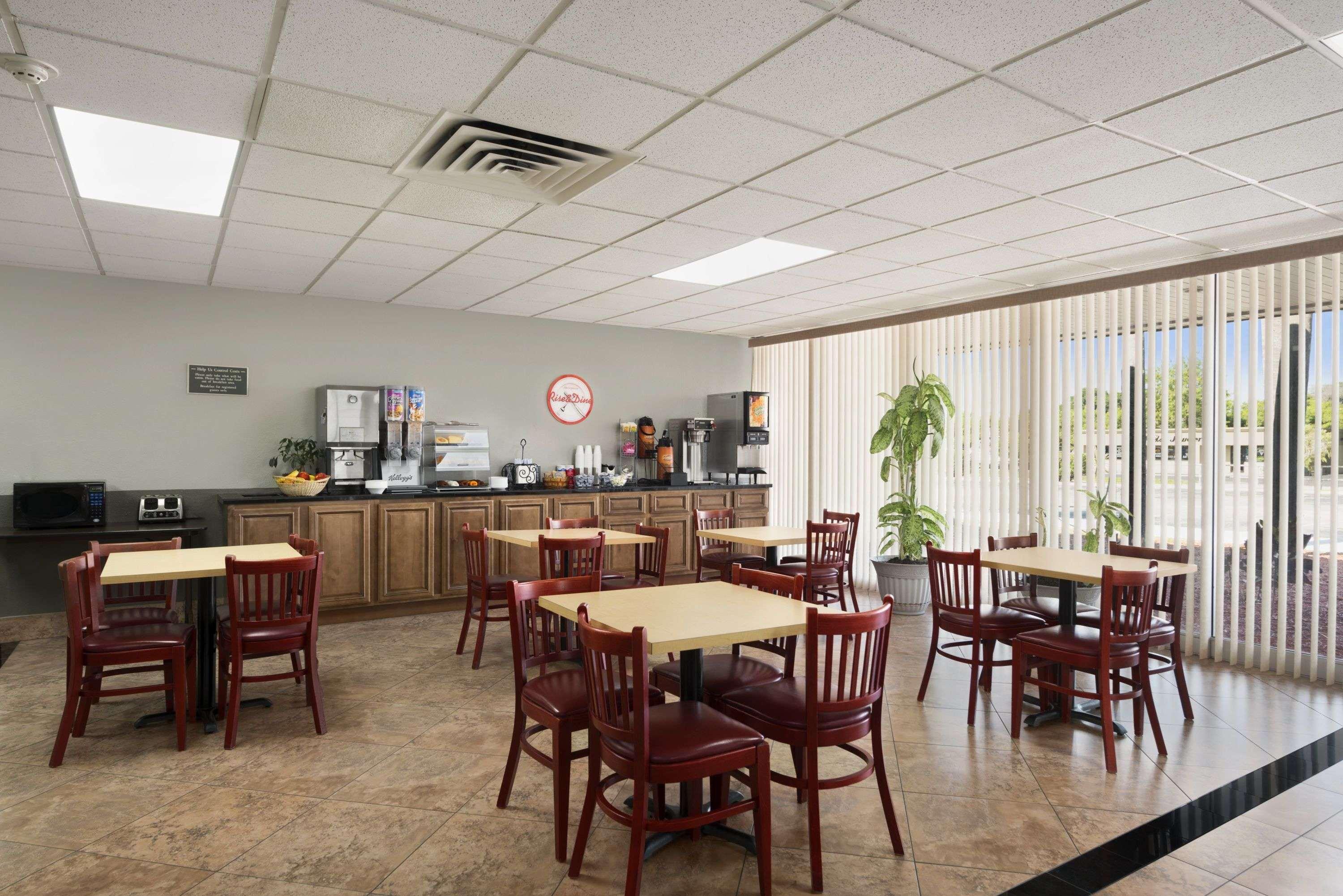 Howard Johnson By Wyndham Winter Haven Fl Exterior photo